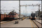 HBF Podgorica am 16.5.2017: Um 16.00 Uhr stehen links der D nach Belgrad mit 461041 und rechts ist der moderne Nahverkehr CAF Civity nach Niksic zu sehen.