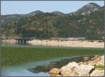 Nachtzug Belgrad - Bar auf dem Damm von Lesendro im Nationalpark Skadarsko Jezero/Skutarisee. (04.07.2011)