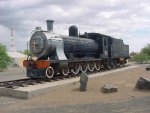 Die einzige briggebliebene Dampflok der Gattung 7A in Namibia, fristet vieler Teile beraubt ein tristes Dasein im Bahnhofareal von Keetmanshoop.