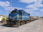 207 mit Gterzug Windhoek-Gobabis auf Bahnhof Gobabis am 7-7-2010.