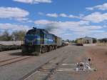 Eine qualmende 207 whrend rangierarbeiten mit Gterwagens auf Bahnhof Gobabis am 7-7-2010.