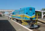 Der  Desert Express  wartet mit der frisch revidierten Zuglok 33-508 auf die Abfahrt nach Swakopmund.