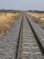 Nordstrecke nach Angola, gleich am Bahnhuebergang hinter Tsumeb, nach den ersten beiden Betriebsjahren 08.09.2010