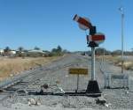Eines der sehr seltenen Signale auf dem Bahnnetz Namibias befindet sich am Bahnübergang am südlichen Ende des Bahnhofes Karasburg (Strecke Swakopmund - Otavi).