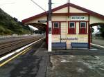 Der Bahnhof  von Paekakariki (Weelington/Neuseeland) , allerdings vom Sohn des Fotografen abgelichtet , mit der ausdrcklichen Erlaubnis , diese Neuseelandbahnbilder zu verffentlichen, da der Sohn des Fotgrafen keinen eigenen Account anlegen mchte.28.11.2013 15:07 Uhr (neuseelndische Zeit )
Fotograf  Jrg Hee.