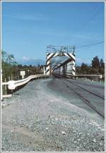 Die Diesellok des herannahenden Gterzuges fllt die Brckenkonstruktion komplett aus. (Archiv 11/85)