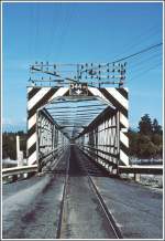 Durchblick durch die Bahn/Strassenbrcke ber den Taramakau River. Bemerkenswert sind noch die vielen Telegrafenleitungen, die ber die Brcke fhren. (Archiv 11/85)