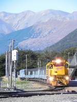Der  TranzAlpine  beim Verlassen der Station  Arthur´s Pass  am 6.4.2012 in Richtung Greymouth.