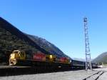 Der  TranzAlpine  mit DCP 4559 und DCP 4628 beim Verlassen der Station  Arthur´s Pass  am 6.4.2012 in Richtung Greymouth.
