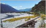 Zwischen Greymouth und Otira folgt die Eisenbahnstrecke dem breiten ungezhmten Flusslauf, um einen Weg durch die Sdalpen zu finden. (Archiv 11/85)