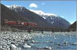 Ausgangs Arthurs Pass �berquert diese Br�cke das breite Flussbett. (Archiv 11/85)