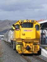 DC4513 wird beim Halt in Blenheim fr die letzten Kilometer nach Picton nochmal schn sauber gemacht.