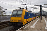 E186 120 im Bahnhof Amsterdam Centraal mit einem Intercity Direct nach Rotterdam Centraal, der mit Sandwich-Traktion auf die HSL Schiphol-Rotterdam fährt, am 08.11.2022.