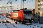 Vorne NS E 186 117 mit Fyra und Schublok 186 119 (175 Jahre SNCB) als IC Amsterdam CS - Rotterdam CS bei Ausfahrt von Amsterdam am 18.12 2010.