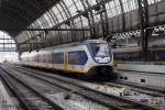 ET 2431 nach Zwolle am 28.10.2014 in der Bahnsteighalle des Centraal Bahnhof Amsterdam.