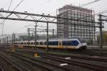 ET 2602 fährt am 28.10.2014 als Doppeleinheit in Amsterdam Centraal ein.