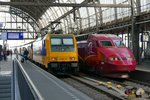 Im Bahnhof Amsterdam Centraal stehen zur Abfahrt bereit E 186 112 mit dem Intercity direct nach Rotterdam Centraal und THALYS 4536 nach Brüssel (06.05.2016).