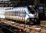 Niederländischer Sprinter Lighttrain auf Gleis 7a am Amsterdam -Centraal, im April 2015.