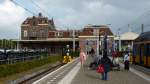 Enkhuizen am 7.9.2014: Bahnsteig und  Bahnhofsgebäude 