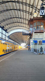 Blick von West nach Ost, während ein IC (InterCity) der NS (NS-Baureihe DD-IRM) durch den Bahnhof Haarlem fährt.