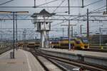 Stellwerk des Maastrichter Bahnhofes; im Hintergrund fährt ein VIRM-Dosto vorbei.