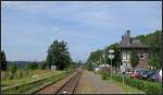 Der Blick vom Bahnsteig aus zum Bahnhofsgebäude von Schin op Geul in den Niederlanden.