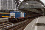 Volker Rail 203-4 durchfährt Bahnhof Amsterdam Centraal mit einem Schotterzug, am 08.11.2022.