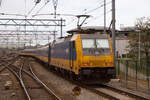 E186 002 verlässt Amsterdam Centraal am Zugschluss von einem Intercity Direct nach Brussel-Zuid/Midi. Eine Traxx Sandwich-Traktion ist hier wegen des ETCS-Zugsicherungssystems auf der HSL Schiphol-Rotterdam notwendig, am 08.11.2022.