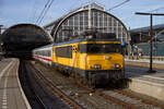NS 1765 verlässt Bahnhof Amsterdam Centraal mit einem IC nach Berlin Gesundbrunnen, am 08.11.2022.