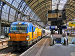 193 737 ist mit einem IC aus Berlin in der historischen Halle des Bahnhofs Amsterdam Central angekommen. Der Zug endet hier und fährt nach einer Reinigung zurück nach Berlin. Mit diesem Bild endet auch meine Bildserie auf der Reise von Berlin nach Amsterdam und zurück, die man sich nun vollständig sowohl in die eine, als auch in die andere Richtung ansehen kann. Seit November 2025 sind alle Umläufe der Linie 77 Amsterdam-Berlin von lokbespannten IC-Zügen auf ICE3neo umgestellt wurden. Die gelb-blauen Vectron Loks waren somit nur etwa 2 Jahre mit den IC-Zügen im Einsatz. Das Foto ist im Mai 2024 entstanden.