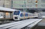 Die sechsteiliger LT 2613 mit Regional Uitgeest - Amsterdam Centraal bei einfahrt von Amsterdam am 18.12 2010.