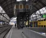 19.07.12, Amsterdam Centraal ; altes Stellwerk auf einem Bahnsteig