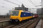 Die noch nagelneue E 186004 fährt mit einem Personenzug am 27.10.2014 in Amsterdam Centraal ein. Die frische Lackierung fällt im Unterschied zu den bereits lange im Dienst stehenden Reihen z. B. 17 besonders auf.