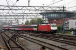 E 186115 fährt am 27.10.2014 mit einem Personenzug aus Breda in Amsterdam Centraal ein.