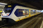 SLT Sprinter Lighttrain 2426, Den Haag Centraal, Zug wartet auf Abfahrt nach Utrecht Centraal, 30.8.2011.