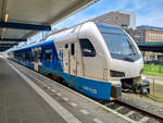 Triebzug 7301 von Keolis Nederland  Blauwnet  mit dem RS 23 nach Zwolle in Enschede, 22.04.2023.