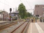 Hier die Ausfahrt des Bahnhofes von Enschede in Richtung Deutschland gesehen. Der prellbock im Vordergrund ist das Ende fr die niederlndischen Zge. Auf dem rechten Gleis wird in Richtung Deutschland gefahren. Der Bahnbergang und das Signal werden vom Lokfhrer per Fernsteuerung bedient.