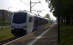 Ein Holländischer Regionalzug aus Maastricht-Randwyck(NL) nach Roermond(NL) und fährt in Geleen-Lutterade ein und hält in Geleen-Lutterade(NL) und fährt dann weiter in Richtung