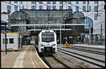 Vor der modernen Bahnhofskulisse, die alle Gleise des Bahnhof Heerlen überspannt, fährt hier am 9.11.2022 um 14.24 Uhr ein ET von Arriva nach Maastricht ab. Der Triebwagen war zuvor aus Aachen gekommen.