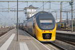IC nach Amsterdam und Alkmaar verlässt den Bahnhof Maastricht und fährt am Stellwerk vorbei.