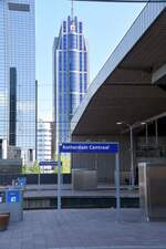 ROTTERDAM (Provinz Zuid-Holland), 02.06.2025, Blick von den Bahnsteigen der Centraal Station auf den Millenium Tower, in dem sich ein Hotel befindet