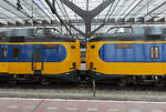Das NS-Logo zwischen zwei Triebwageneinheiten des IC nach Leeuwarden im Bahnhof Utrecht Centraal. Utrecht, 7.3.2023