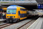 Andrang am Bahnsteig nach der Ankunft des elektrisches Triebzuges 7614 der Niederl�ndischen Staatsbahn, so gesehen anfang September 2026 am Hauptbahnhof in Utrecht.