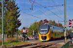 Ein Intercity der NS aus Eindhoven kommend ist hier gerade auf dem B Schouwverg in Roermond. Sonntag 30.9.2012