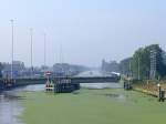 Drehbrcke auf der Gouwe bei Alphen aan den Rijn dreht sich nach passieren der Schiffe wieder auf die Schienenposition;110903