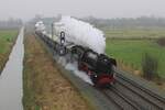 Wie jedem Jahr fahrt VSM auch in 2023 einige Dampfpendelzüge zwischen Arnhem und ein andere Stadt. Diesmal wurde Nijmegen erkoren. Am 16 Dezember 2023 durchfahrt der Dampfpendelzug mit 23 076 Elst -gerade mitten ins Strecke Nijmegen-Arnhem. Das Bild wurde vom Füssgangerbrücke gemacht.