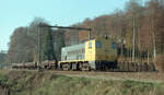 NS 2249 mit Nahgüterzug von Rheden GE nach Dieren bei Ellecom am 14.11.1983. Die 4 wagen sind mit Betonteile beladen. Scanbild 93294, Kodacolor400.
