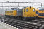 Am leicht mistigen 17 Dezember 2021 schleppt ex-NS 2205 ein Messwagen in Nijmegen.