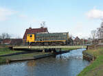 NS 2306 auf dem Weg von Onnen nach Veendam auf der Br�cke des Muntendammerdiep in Zuidbroek, 02.03.1990.