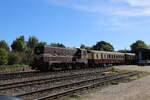 Die historische Diesellok 2225 der ZLSM zieht hier am 5.9.2026 um 10.29 Uhr eine Personenzug Garnitur aus der Wagenhalle der ZLSM und f�hrt damit zum Bahnhof Simpelveld.